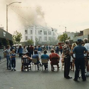 Crowd watching the Hart Building fire, 29 August 1987. [2016.032.002.0381]